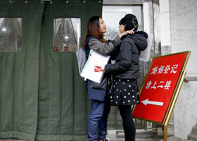 北京一对同性恋情侣登记结婚遭婉拒(1)