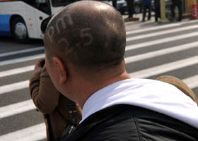 记者头剃“PM2.5”采访两会 4年4换发型(1)